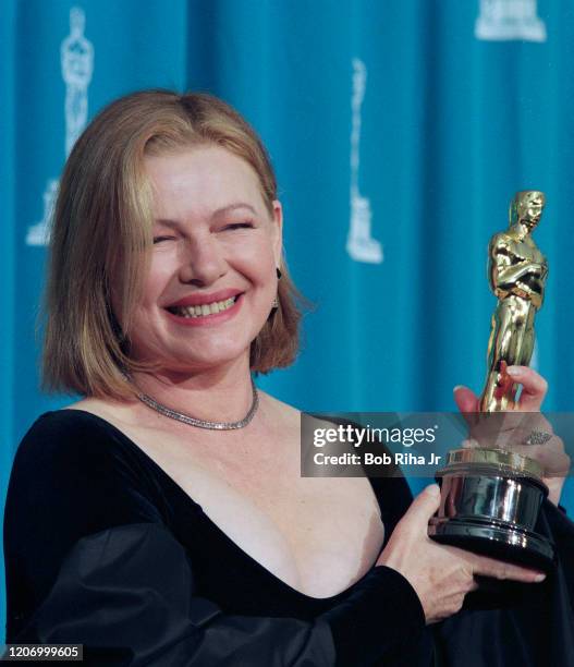 Dianne Wiest backstage at the Shrine Auditorium during the 67th Annual Academy Awards, March 27,1995 in Los Angeles, California.