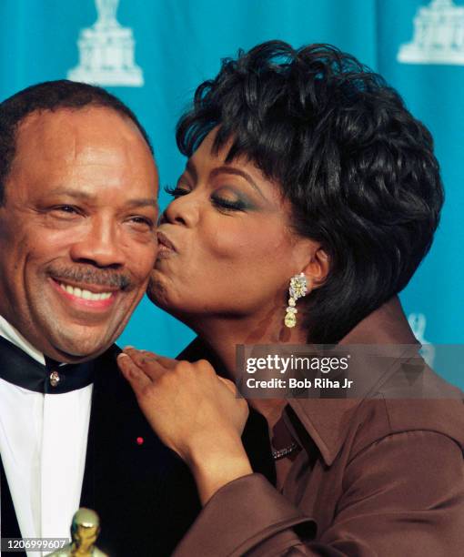 Quincy Jones and Oprah Winfrey backstage at the Shrine Auditorium during the 67th Annual Academy Awards, March 27,1995 in Los Angeles, California.