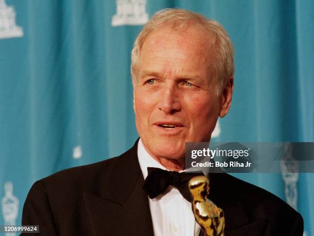 Paul Newman backstage at the Shrine Auditorium during the 67th Annual Academy Awards, March 27,1995 in Los Angeles, California.