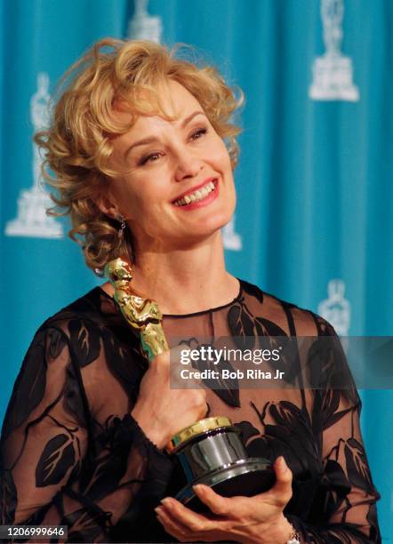 Jessica Lange backstage at the Shrine Auditorium during the 67th Annual Academy Awards, March 27,1995 in Los Angeles, California.