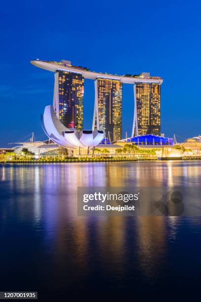 reflection in the still waters of marina bay with copy space - marina bay sands stock pictures, royalty-free photos & images