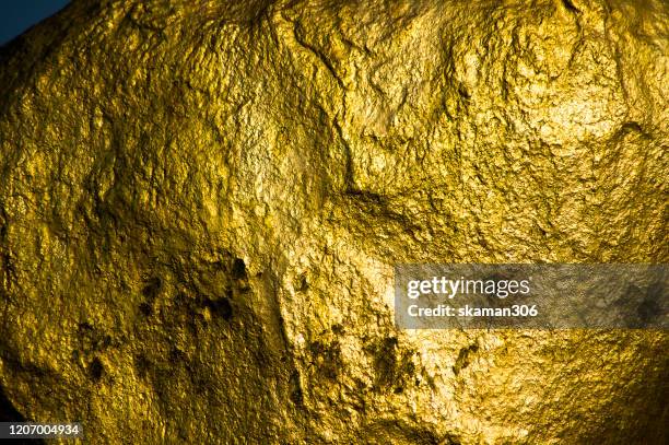 kyaiktiyo pagoda, or golden rock  sacred place of buddism and mon people near mon state, myanmar - gold metal rock foto e immagini stock