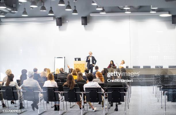 uomini d'affari a un evento di conferenza - altoparlante foto e immagini stock