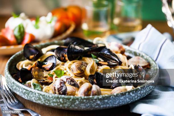 italian seafood pasta with mussels and clams (spaghetti vongole) - clam animal stock pictures, royalty-free photos & images