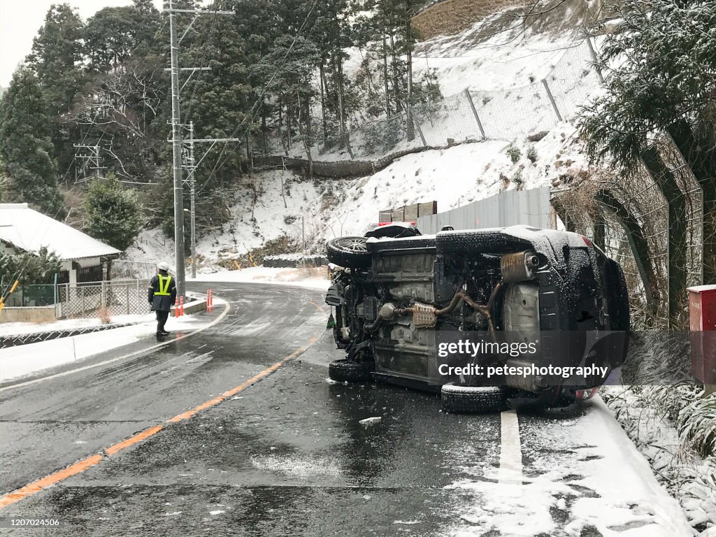 日本の冬の凍った道路事故