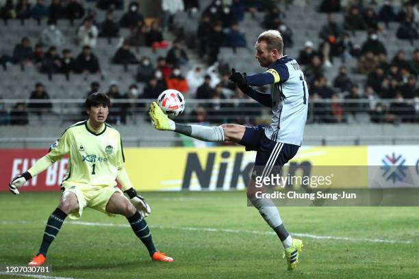 Nils Ola Toivonen of Melbourne Victory in action during the AFC Champions League Group E match between FC Seoul and Melbourne Victory at the Seoul...