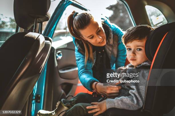 la sicurezza viene prima di tutto - child car seat foto e immagini stock
