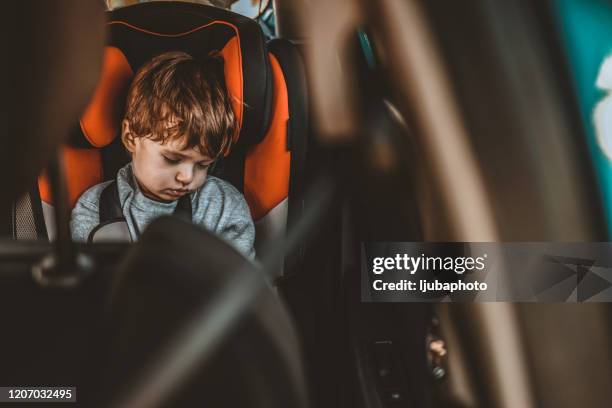 weinig jongen in autozetel - sleeping in car stockfoto's en -beelden