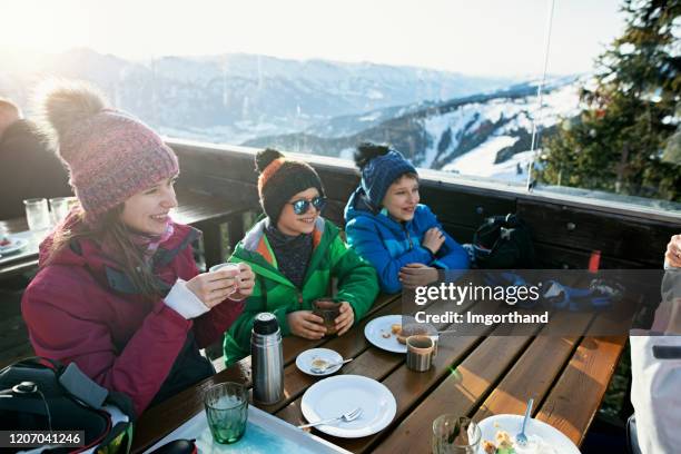 weinig skiërs die lunch in alpiene skistaaf eten - après ski stockfoto's en -beelden