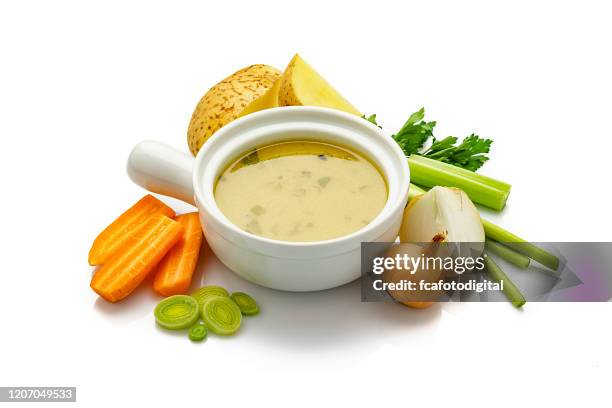 de bouillon van groenten die in een kom wordt gediend die op witte achtergrond wordt geïsoleerd - vegetable soup stockfoto's en -beelden