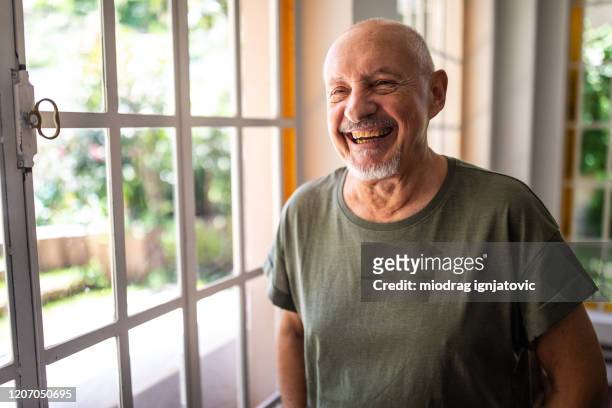 portret van gelukkige hogere mens thuis - completely bald stockfoto's en -beelden