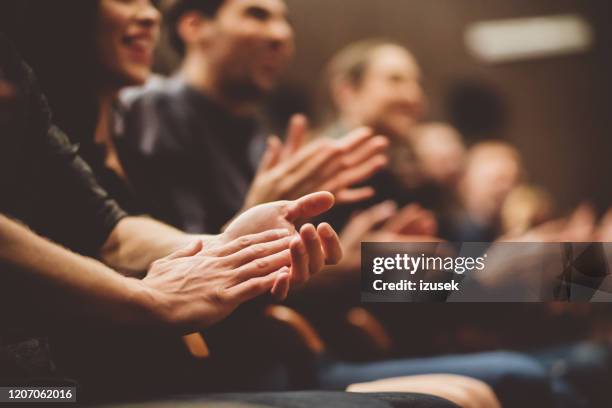 público aplaudiendo en el teatro - event fotografías e imágenes de stock