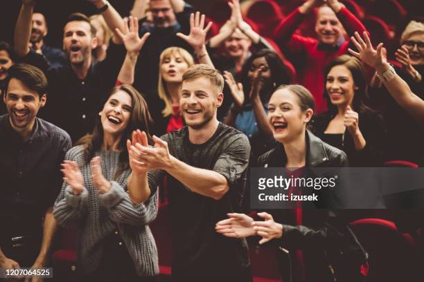 público feliz aplaudiendo en el teatro - performance fotografías e imágenes de stock