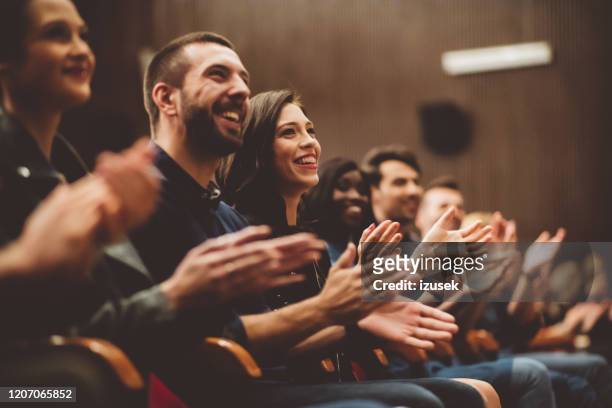 gelukkig publiek dat in het theater applaudisseert - performance stockfoto's en -beelden