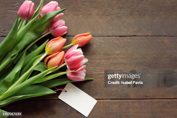 colorful tulips bouquet and label - blumenstrauß tulpen stock-fotos und bilder