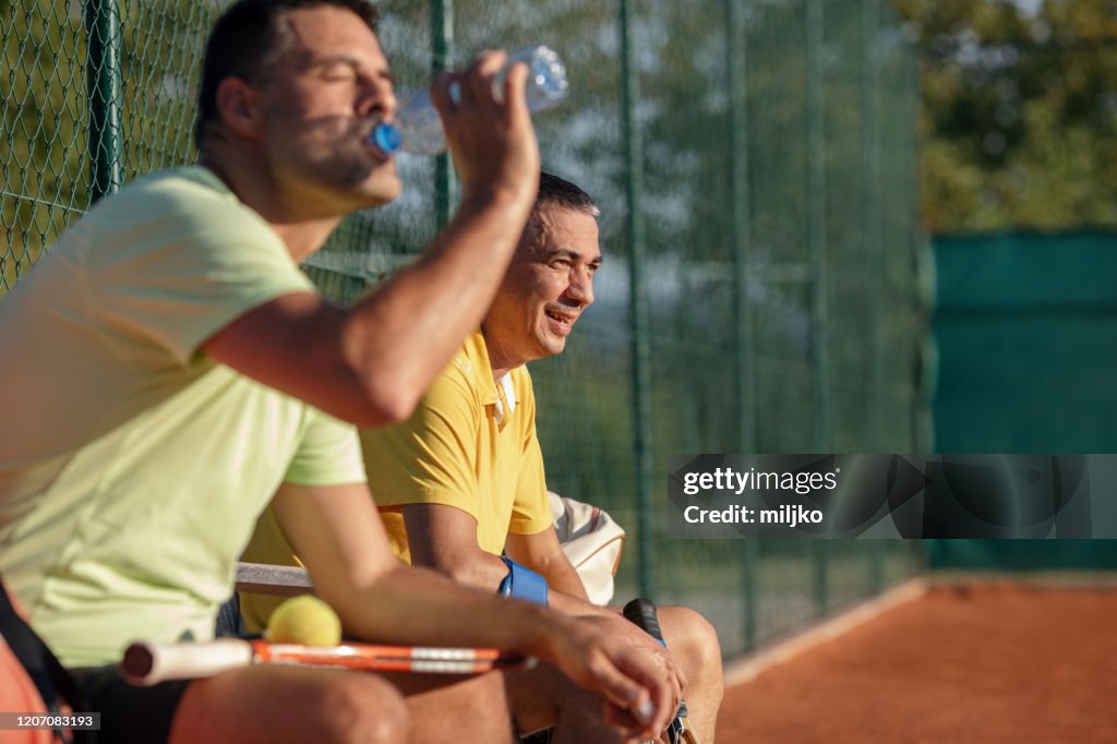 Mensen die tennis spelen