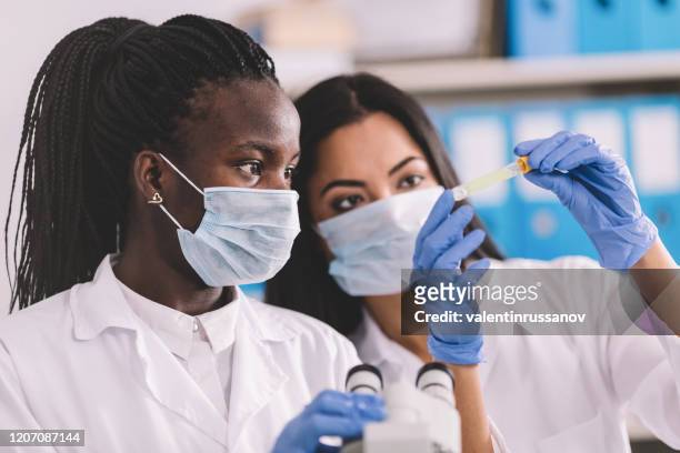 detección de la infección por coronavirus patógeno en el laboratorio de microbiología - infectious disease fotografías e imágenes de stock