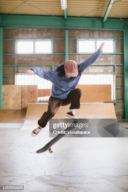 skateboarder in mid-air ollie - skate imagens e fotografias de stock