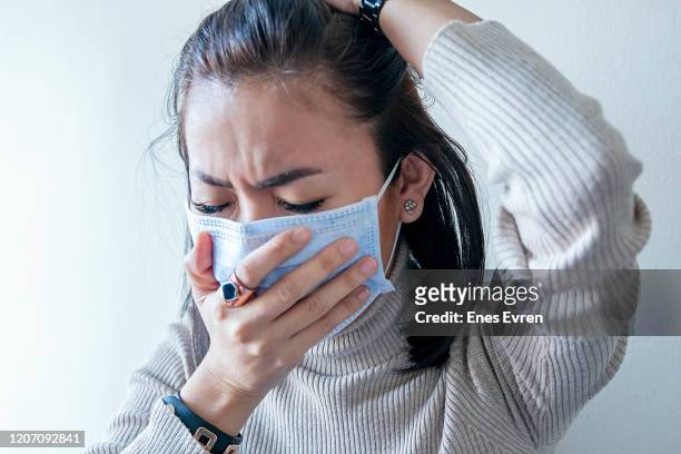 mujer asiática con protección facial de coronavirus en pulmones humanos - infectious disease fotografías e imágenes de stock