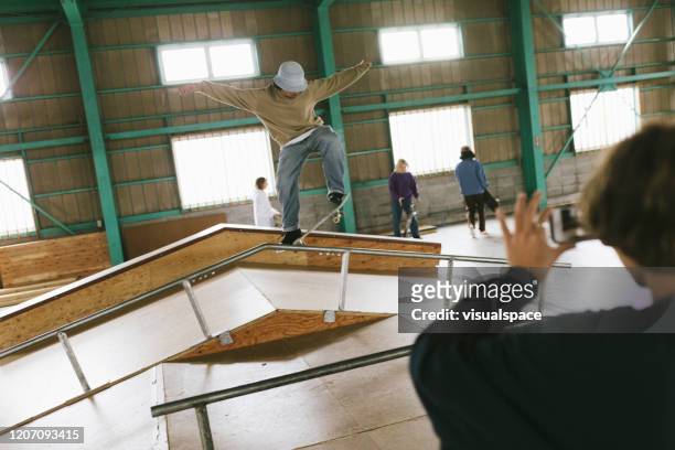 skateboarder che fa acrobazie su una rampa - ollie pictures foto e immagini stock