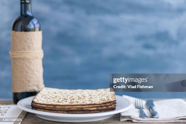 pack of matzah and red kosher - passover stockfoto's en -beelden