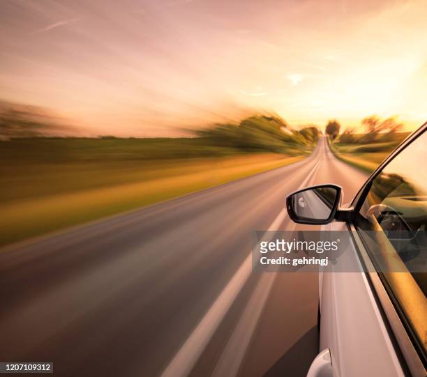 driving on the road - speed imagens e fotografias de stock