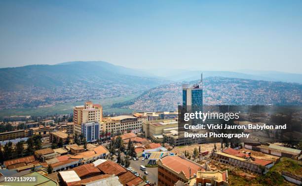 city view of kigali and surrounding hills in rwanda - ruanda stock-fotos und bilder