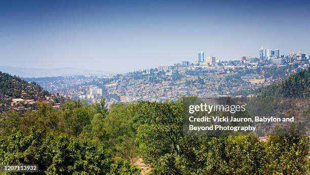 city view of kigali from the surrounding hills in rwanda - ruanda stock-fotos und bilder