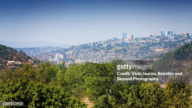 city view of kigali from the surrounding hills in rwanda - rwanda kigali imagens e fotografias de stock