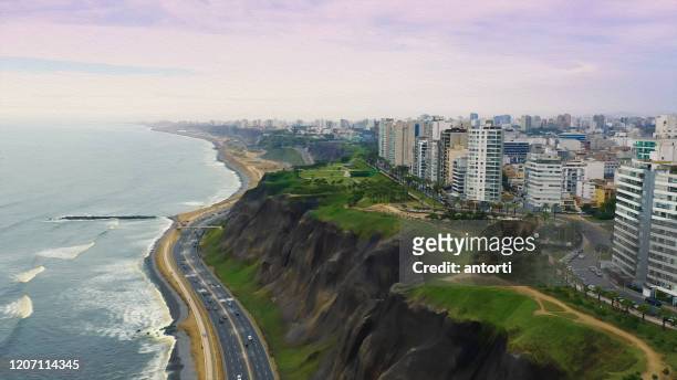 vista aérea panorámica pintada con óleo de la costa del distrito de miraflores en lima, perú - lima perú fotografías e imágenes de stock