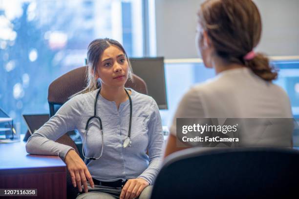 foto för läkar- och patientkonsultation - allmänläkare bildbanksfoton och bilder