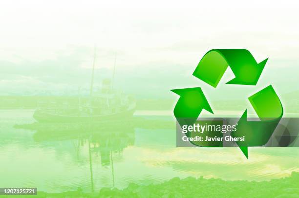barco y mar con fondo verde, símbolo de reciclaje y espacio para texto - símbolo stock pictures, royalty-free photos & images