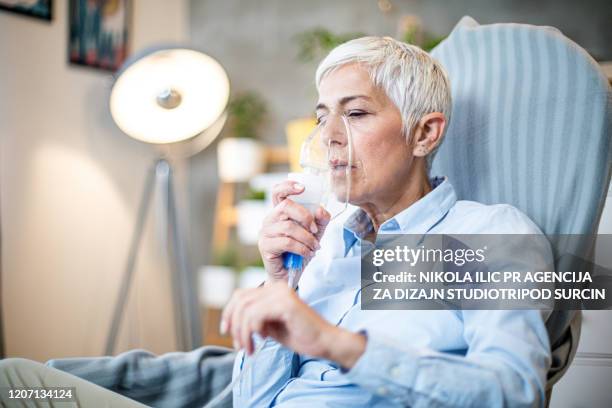 donna anziana che fa inalazione. - tuberculosis foto e immagini stock