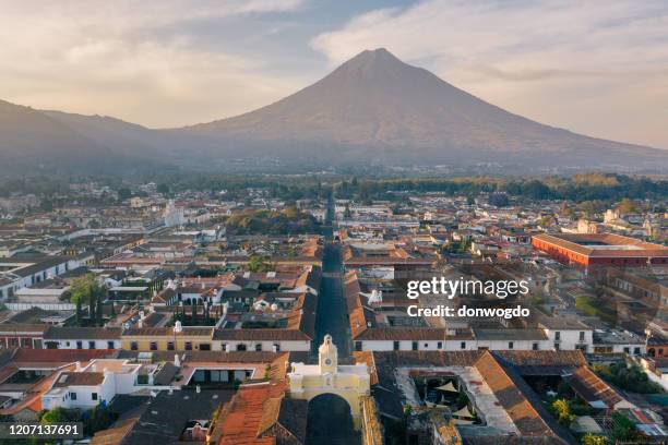 soluppgång över antigua (guatemala) - guatemala bildbanksfoton och bilder