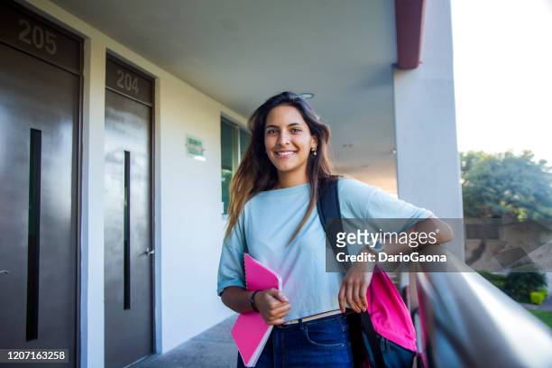 estudiante universitaria latina fuera de clase - queretaro fotografías e imágenes de stock