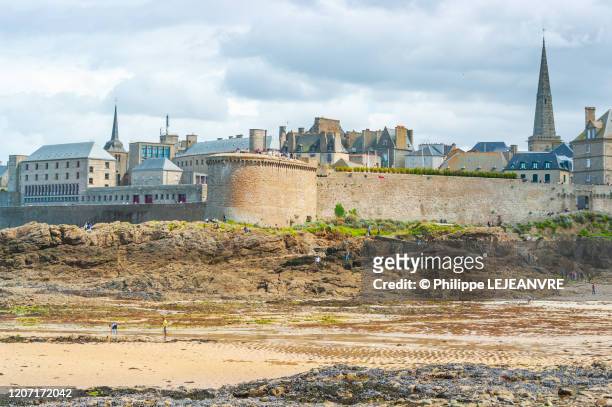 saint-malo city with surrounding fortified wall - サン マロ ストックフォトと画像
