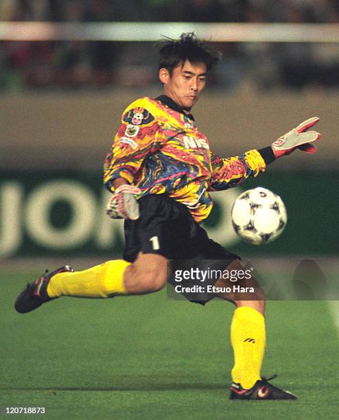 Yoshikatsu Kawaguchi of Yokohama Marinos in action during the J.League match between Bellmare Hiratsuka and Yokohama Marinos at the National Stadium...
