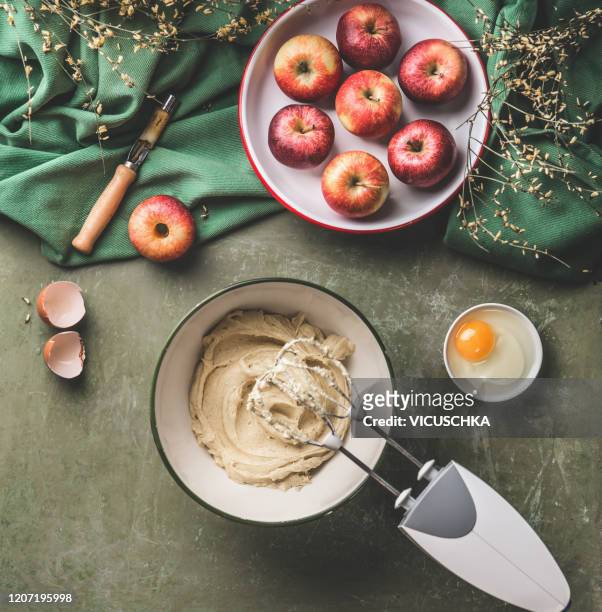 apple pie cooking preparation with dough and mixer - apfelkuchen stock-fotos und bilder