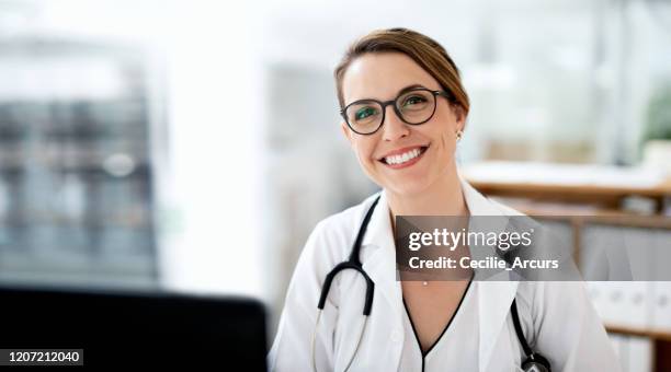 zij is de dokter die er om geeft. - vrouwelijke dokter stockfoto's en -beelden