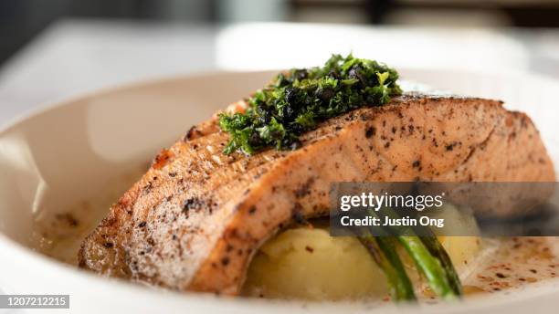 baked salmon with mashed potato and asparagus, creamy sauce - gebackener lachs stock-fotos und bilder