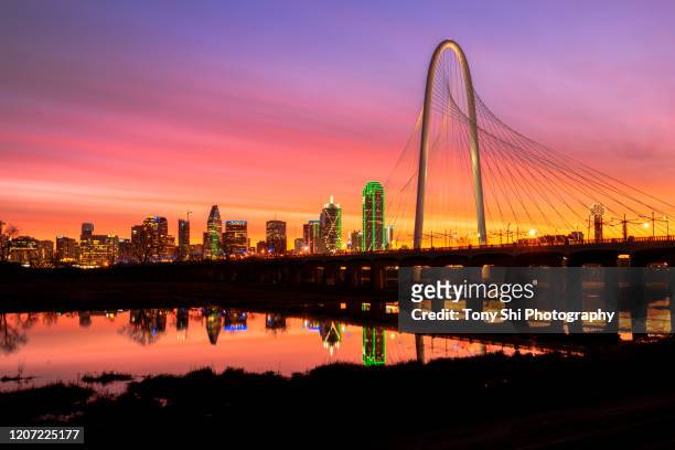 dallas skyline - sunrise with margaret hunt hill bridge - dallas, texas, texas - trinity river texas 個照片及圖片檔