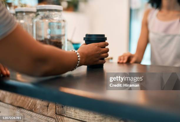 het maken van navulkoffie echte goede koffie - coffe to go stockfoto's en -beelden