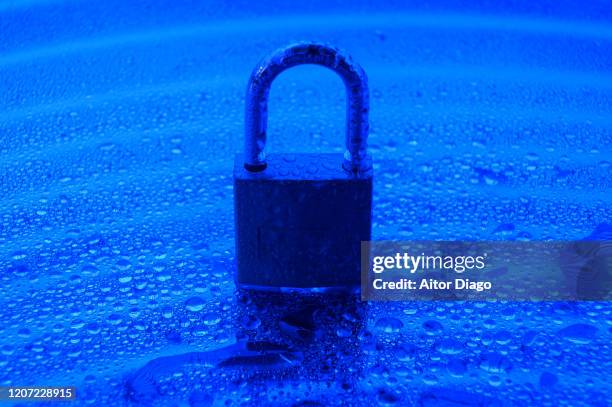 close up of a padlock covered with drops of water. - fresh deals fotografías e imágenes de stock