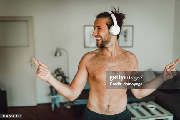 homem feliz usando fones de ouvido e ouvindo música em casa - semi dress - fotografias e filmes do acervo