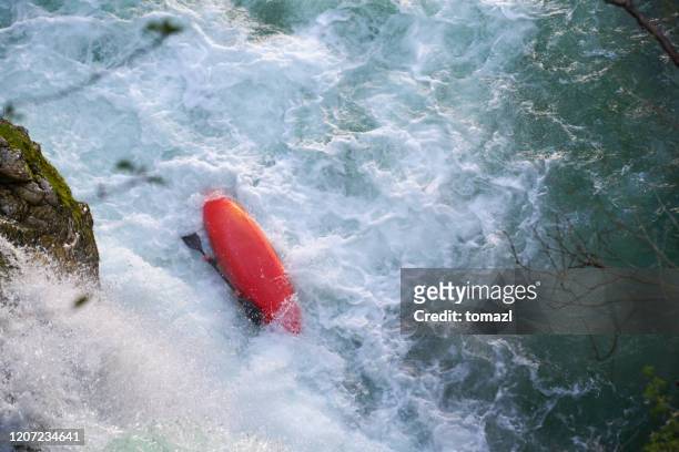 kayak rojo al revés - canoe rapids fotografías e imágenes de stock