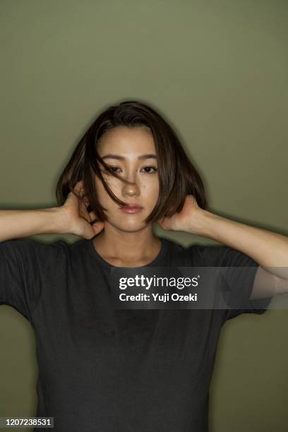 studio portrait of asian young adult woman - complaining stock-fotos und bilder