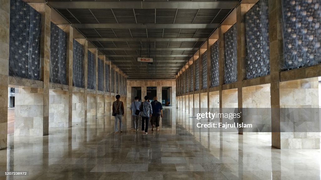 The aisles of the Istiqlal mosque