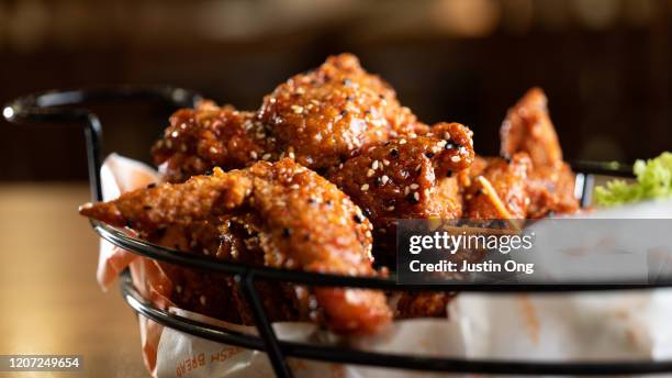 dakgangjeong korean fried chicken - cultura coreana fotografías e imágenes de stock