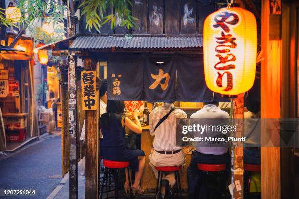 personnes japonaises mangeant - cuisine de rue photos et images de collection