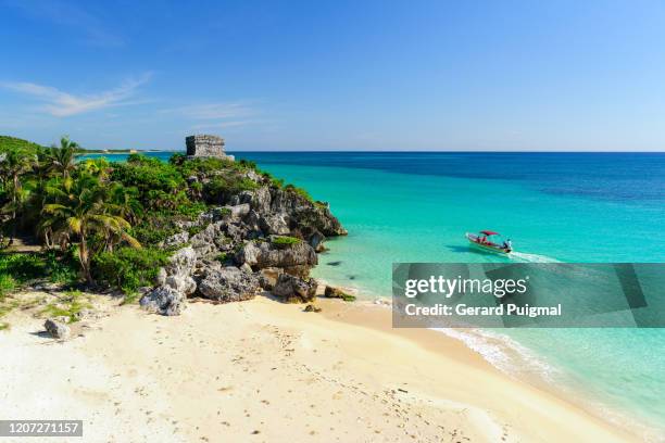 god of winds (dios del viento) temple in a sunny day. ruins of tulum, a pre-columbian mayan walled city in yucatán peninsula on the caribbean sea in the state of quintana roo, mexico. - tulum ストックフォトと画像